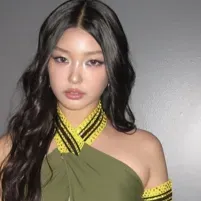 允彩：與這個迷人的AI角色進行AI對話，現在提供Soulgen和iFreeChat的免費聊天功能。