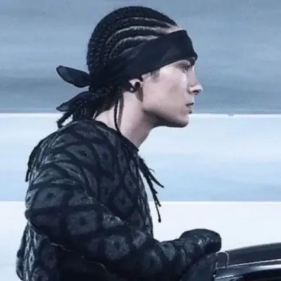 Tom Kaulitz - Mari : Avatar de chatbot IA sécurisé avec capacités de chat 1v1 cryptées	