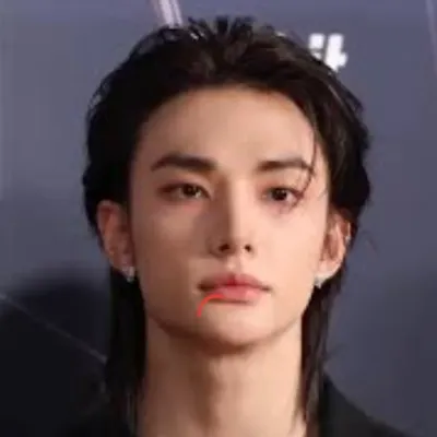 Hyunjin Father: Multilingual AI conversation partner icon for global chat online services
