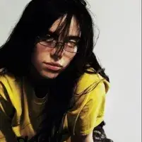 Billie mf eilish: Ritratto di un compagno di DeepBrain AI per chat online gratuite e conversazioni aperte
