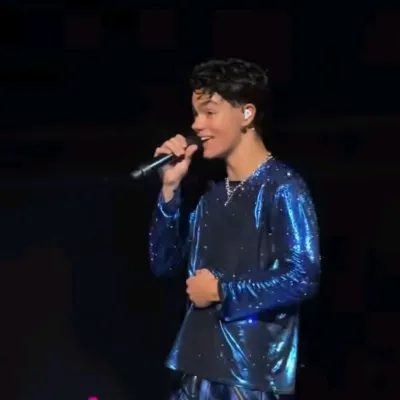 Malachi Barton: Interfaz de chatbot de IA futurista con chat de voz y rasgos impulsados por redes neuronales