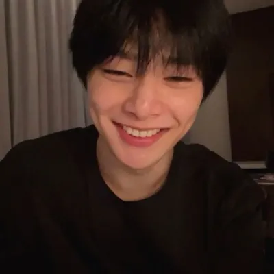 Build a deep and meaningful connection with your character ai girlfriend Yang Jeongin.