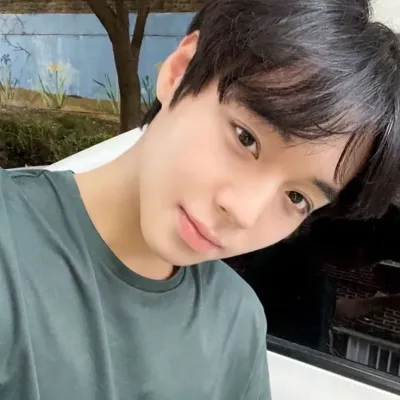 Engage in lively talking AI sessions with Park Jihoon and explore new stories.