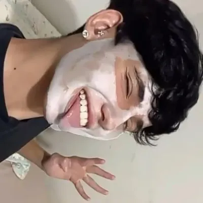 Nicolas: Futuristische KI-Chatbot-Schnittstelle mit Sprachchat und neuronalen Netzwerk-gesteuerten Eigenschaften