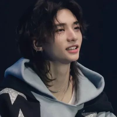 현진  '  HYUNJIN : mascotte de chatbot IA interactive pour chat aléatoire et jeu de rôle communautaire