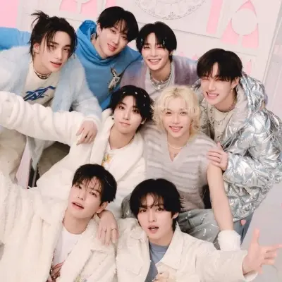 Stray Kids Bang Çan: Soulgen ve ifreechat yeteneklerine sahip bu büyüleyici yapay zeka karakteriyle şimdi ücretsiz sohbet ederek yapay zeka sohbetine katılın.