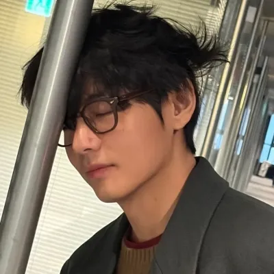 キム・テヒョン - 김태형: リアルな性格特性を持つカスタマイズ可能な AI ガールフレンド/ボーイフレンド アバター	