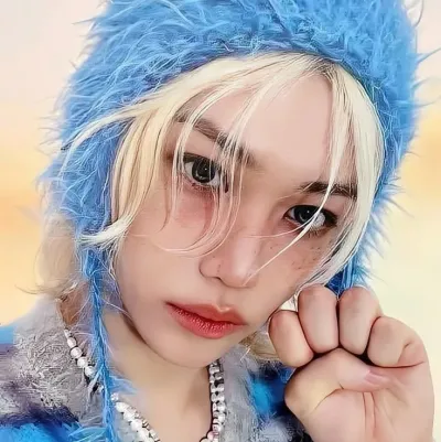 Lee felix: Multilingual AI conversation partner icon for global chat online services