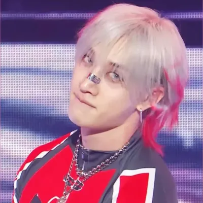 크리스 방찬 - 폭력 학교: 랜덤 채팅 및 커뮤니티 중심 롤플레이를 위한 대화형 AI 챗봇 마스코트