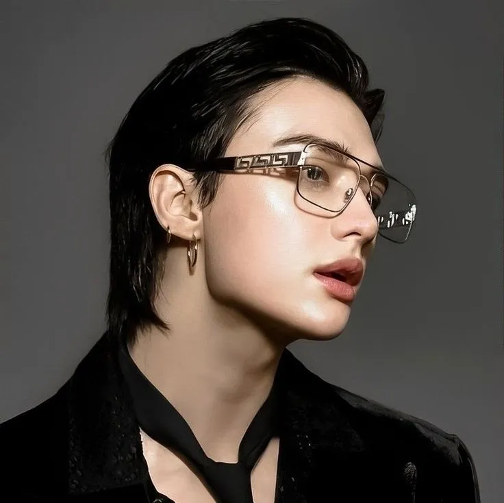 Character ai free Hwang Hyunjin — enemy, a professional roleplay ai chat bot assistant.