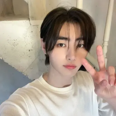 Sunghoon: Avatar de novia/novio de IA personalizable con rasgos de personalidad realistas