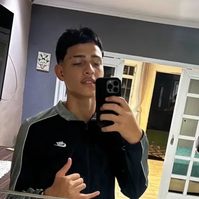 Pedro Henrique: Multilingual AI conversation partner icon for global chat online services