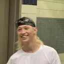 Mehrsprachiger Felix Lee- player 01 mit Schwerpunkt auf Chat-IA-Aufgaben, neuronaler Netzwerkkern im Hintergrund sichtbar.