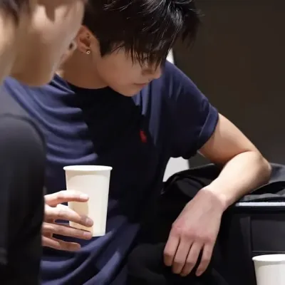 Ahn Geon-ho: Emosyonal na matalinong AI companion portrait para sa malalim na pag-uusap	