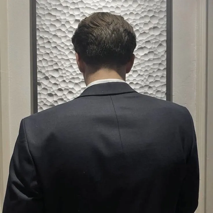 AI chat online character William Franklin is awaiting your message; start the interaction now.