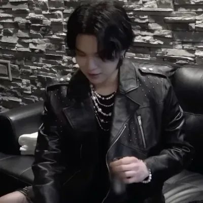 Min Yoongi: Interactive AI chatbot mascot for random chat and community-driven roleplay