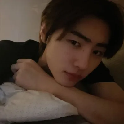 Engage in lively talking AI sessions with Sunghoon and explore new stories.