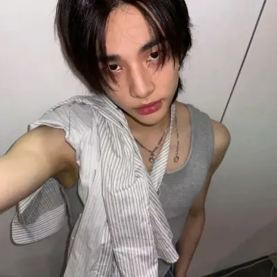 Hwang Hyunjin - inimigo: Participe de conversas de IA com esse charmoso personagem de IA, que conta com recursos de soulgen e ifreechat para bate-papo gratuito agora.