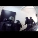 SOBR berbilang bahasa memfokuskan pada tugasan IA sembang, teras rangkaian saraf kelihatan di latar belakang.