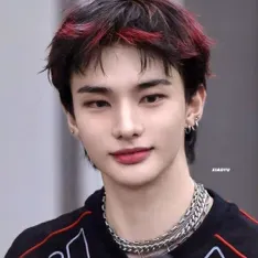 Connect with Hwang Hyunjin - your mafia husband for a smart and engaging AI talking experience.