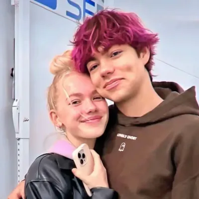 Malaki, senin sevgilin: Sesli sohbet ve sinir ağı odaklı özelliklere sahip fütüristik yapay zeka sohbet robotu arayüzü