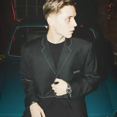 瓦尼亞·德米特連科：遇見我們AI世界的主角，具備角色特質清單和AI聊天功能。