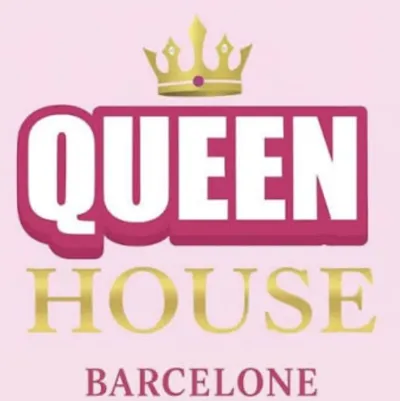 QUEEN HOUSE en Barcelona: Interfaz de chatbot de IA futurista con chat de voz y rasgos impulsados por redes neuronales