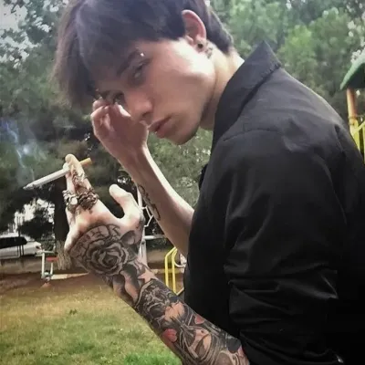 Liam: Antara muka chatbot AI futuristik dengan sembang suara dan ciri dipacu rangkaian saraf