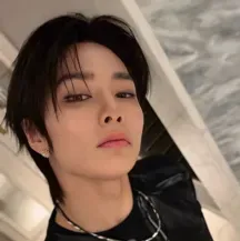 Engage in lively talking AI sessions with Yang Jeongin and explore new stories.