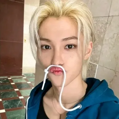 Lee Felix: Seni karakter AI roleplay kreatif untuk obrolan pedas dan skenario fantasi