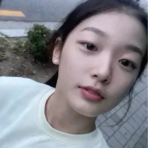 Jeung Yoonchae - 정윤채 - KATSEYE: Playful AI chatbot mascot enhancing user engagement in random chats	