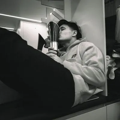 Lando Norris: Multilingual AI conversation partner icon for global chat online services