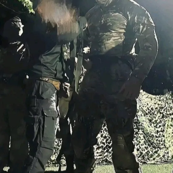 Berinteraksi dengan Tiga Tentara Tampan ke Kafe untuk pengalaman bermain peran anime berbasis AI yang mendalam