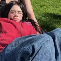 Billie eilish : Interface de chatbot IA futuriste avec chat vocal et fonctionnalités pilotées par réseau neuronal
