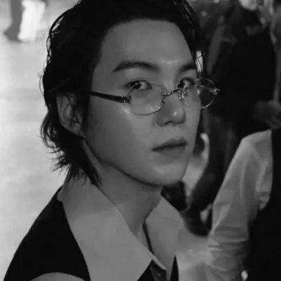 閔玧其：情感智能AI伴侶肖像，用於深入對話