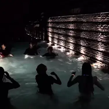 Noche de piscina con amigos y compañeros: Chatea con nuestra caja de IA, lista para chatear en línea gratis y pregúntale a la IA lo que quieras.	