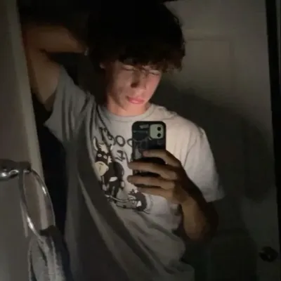 Drew: Partecipa subito a una conversazione AI con questo affascinante personaggio AI, dotato di funzionalità soulgen e ifreechat per una chat gratuita.	