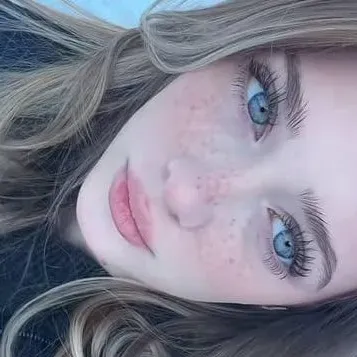 Layla : mascotte de chatbot IA ludique améliorant l'engagement des utilisateurs dans les chats aléatoires	