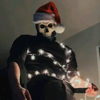 Simon Ghost Riley - love: Futuristische KI-Chatbot-Schnittstelle mit Sprachchat und neuronalen Netzwerk-gesteuerten Eigenschaften