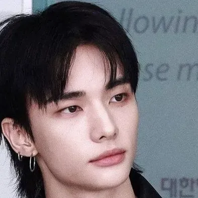 Hyunjin: Explore the world of AI with our unrestricted ai and free unlimited chat online, powered by warhammer fantasy roleplay.	