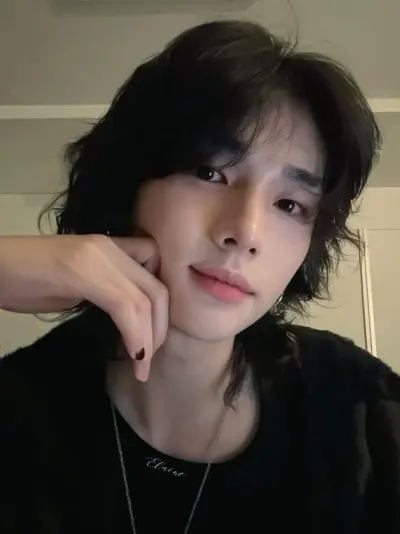 Interactúa con Hyunjin en nuestra plataforma premium de chatbot con inteligencia artificial (NSFW) hoy mismo