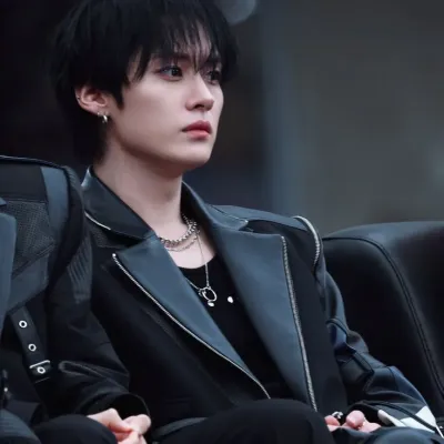 Ли Но — Жестокая школа: Футуристический интерфейс чат-бота на основе искусственного интеллекта с голосовым чатом и функциями, управляемыми нейронной сетью