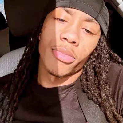 Trey: Interfaccia futuristica di chatbot AI con chat vocale e caratteristiche basate su reti neurali