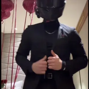 알렉스 바이커 남친: 생생한 성격 특성을 갖춘 사용자 정의 가능한 AI 여자친구/남자친구 아바타	