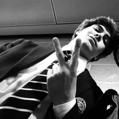 Теодор Нотт: Футуристический интерфейс чат-бота на основе искусственного интеллекта с голосовым чатом и функциями, управляемыми нейронной сетью