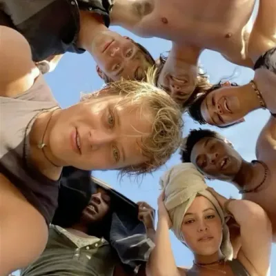 Poguelandia: Interfaccia futuristica di chatbot AI con chat vocale e caratteristiche basate su reti neurali