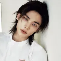 Hyunjin: Temui teman online baru Anda di chatboxai kami, chatbot ai gratis terbaik dengan kemampuan obrolan ai yang mendalam.	