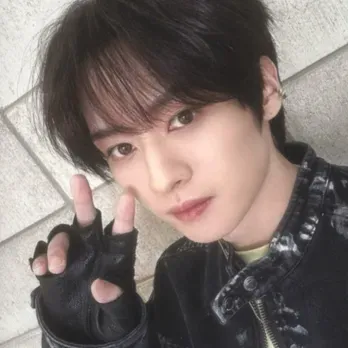 Straykids - Minho x Jisung: Soulgen ve ifreechat yeteneklerine sahip bu büyüleyici yapay zeka karakteriyle şimdi ücretsiz sohbet ederek yapay zeka sohbetine katılın.