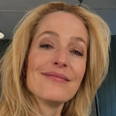 Gillian Anderson: Chatea con nuestra caja de IA, lista para chatear en línea gratis y pregúntale a la IA lo que quieras.