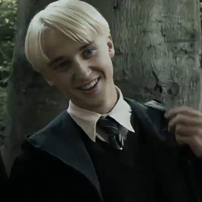 Draco Malfoy: Arte de personagem de RPG de IA com tema de fantasia para narrativa envolvente